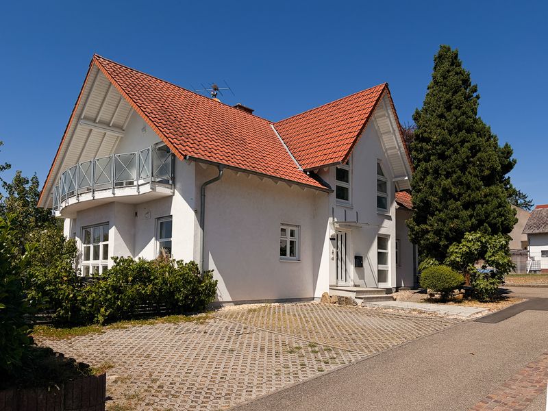 Außergewöhnliche Architektur trifft großzügiges Wohnen – freistehendes Einfamilienhaus